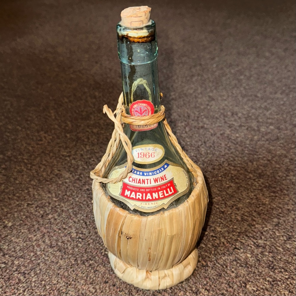 Vintage Marianelli basket Chianti 🍷 wine bottle 1966. 1 quart size